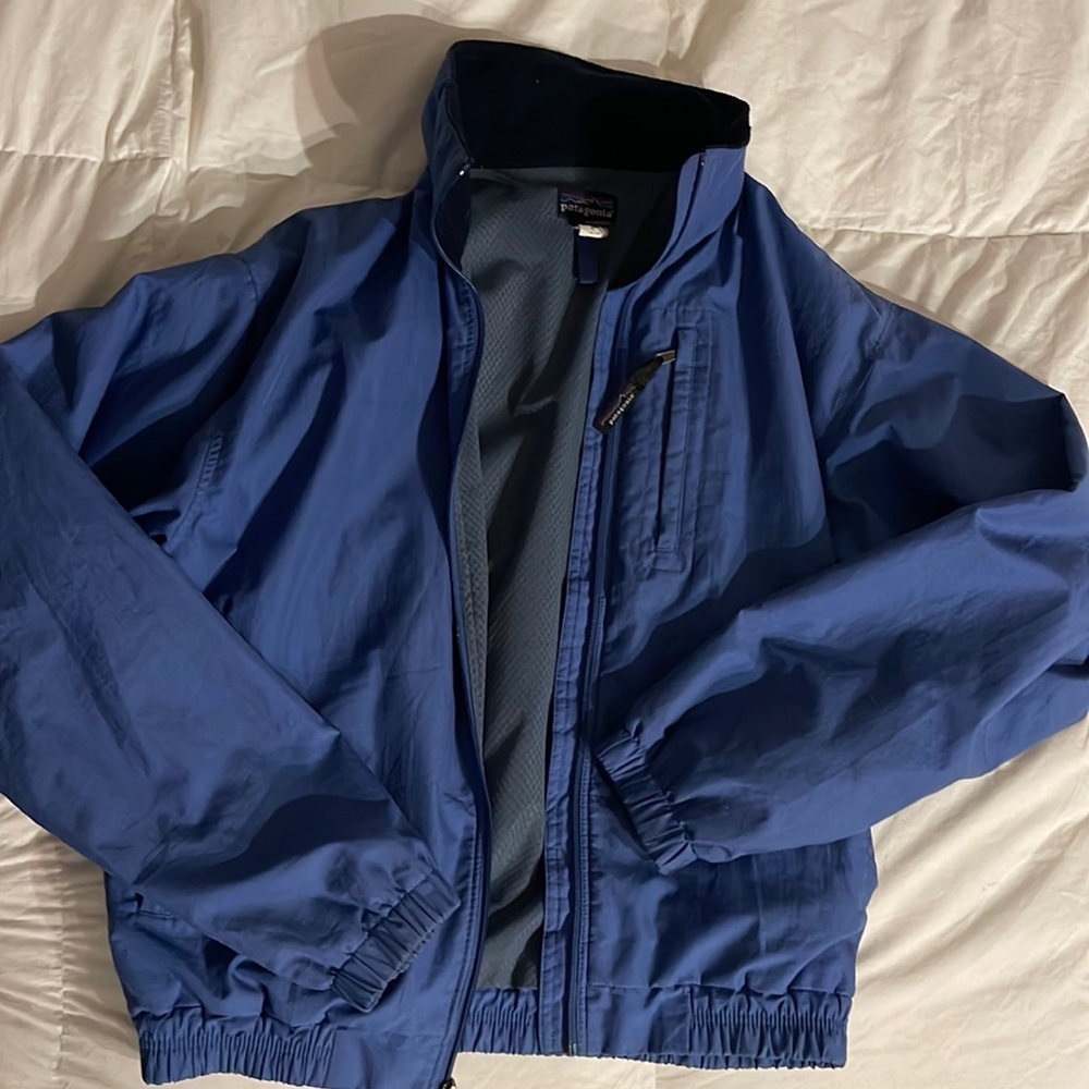 Vintage blue water resistant Patagonia jacket. Size small. No signs of wear!